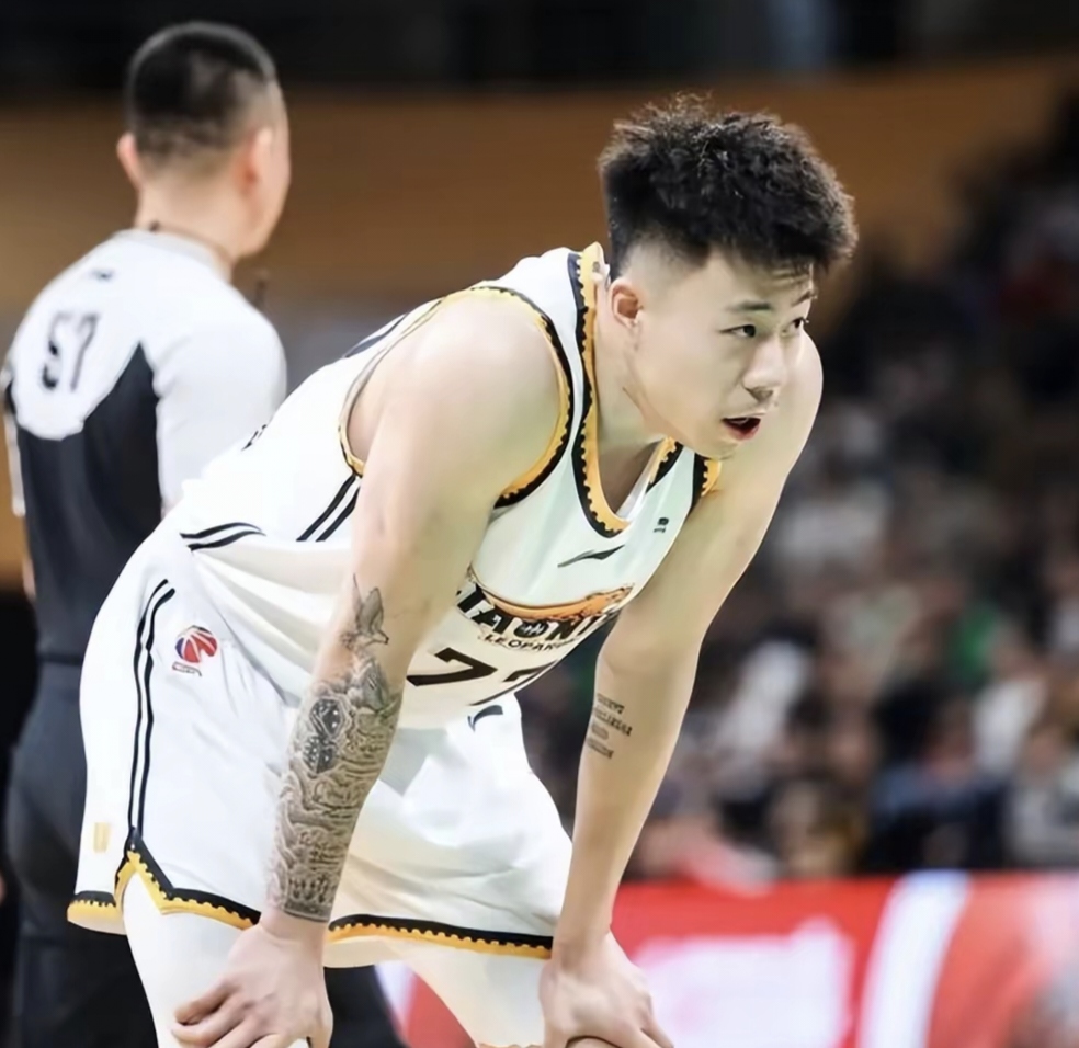 关于辽宁本钢训练开放日；赛前内部沟通引欢呼；CBA季后赛在即；资深球员宣示担当的信息