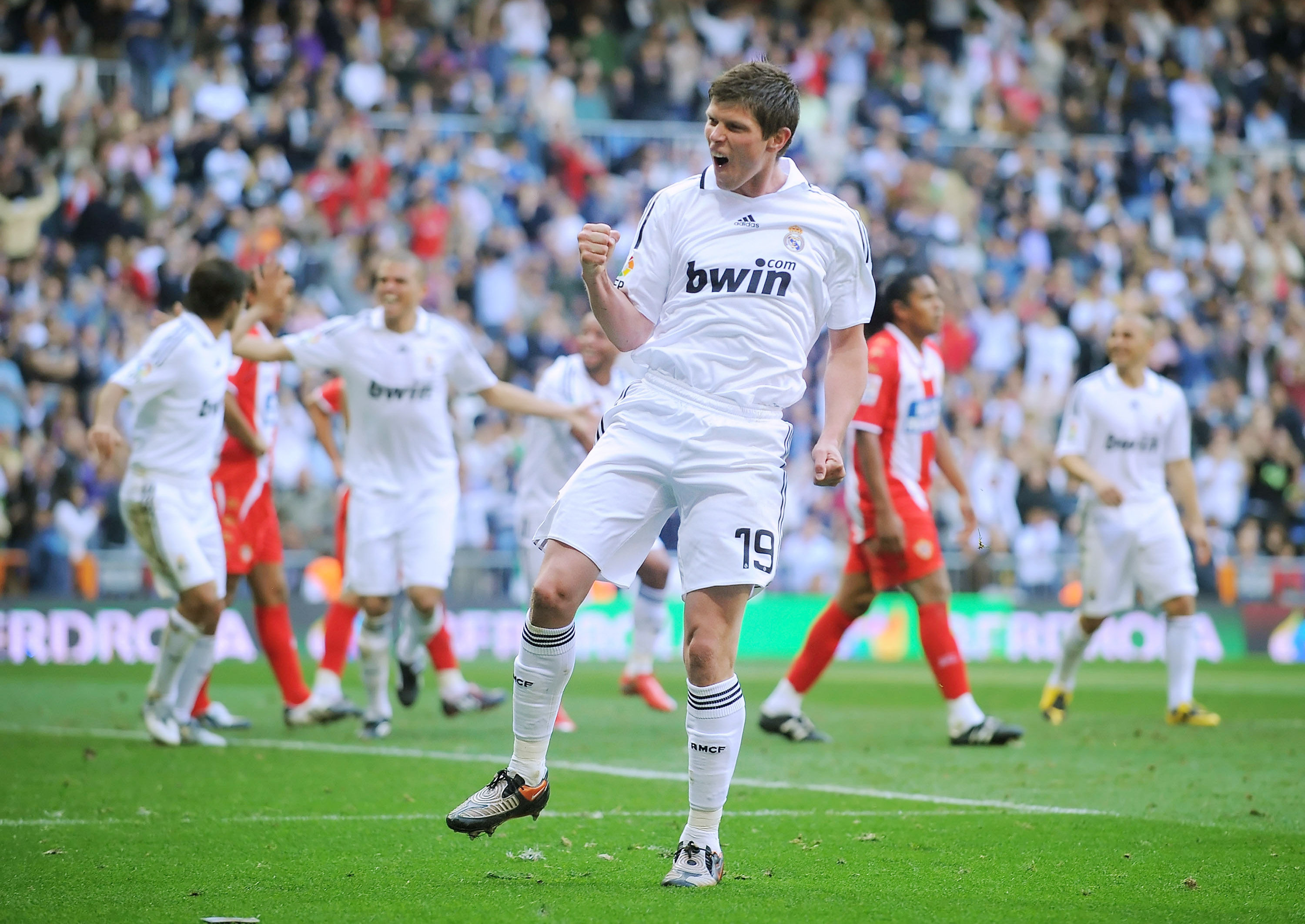 亚博体育在线窗口期体能课后，阿贾克斯外线爆发备战法国杯，态度坚定，训练强度明显提升(阿贾克斯最新比赛消息)