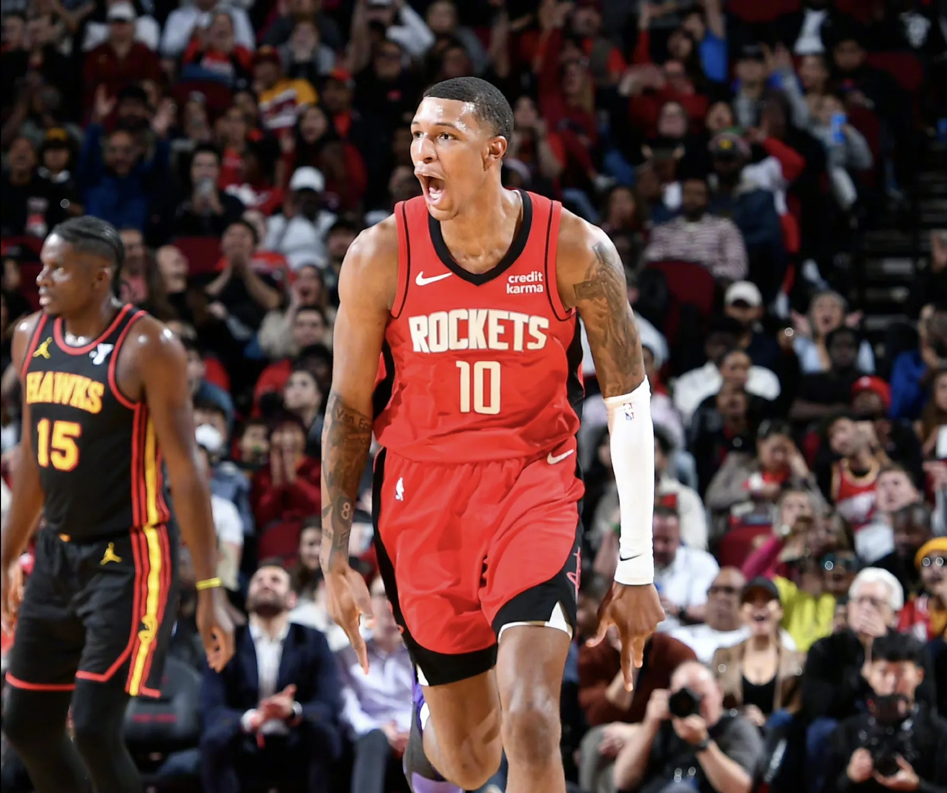 包含亚冠赛程吃紧，休斯敦火箭转会期绝杀压哨，悬念犹存，赛程密集仍需轮换的词条